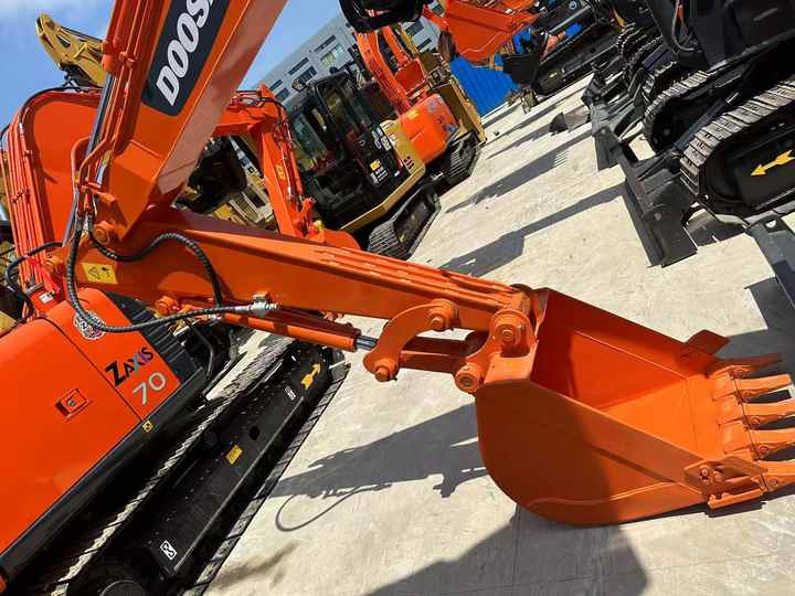 Used Digger DOOSAN DX55 Construction Machinery Construction Digger Used DOOSAN DX55 Cheap Excavator - Vikšrinis ekskavatorius: foto 4 Used Digger DOOSAN DX55 Construction Machinery Construction Digger Used DOOSAN DX55 Cheap Excavator - Vikšrinis ekskavatorius: foto 4
