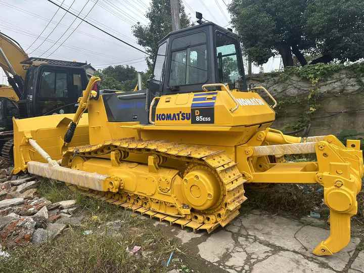 Used Japan Komatsu D85ESS Dozer with Ripper Komatsu D85 Crawler Bulldozer with Excellent Performance Low Price for Sale - Buldozeris: foto 3 Used Japan Komatsu D85ESS Dozer with Ripper Komatsu D85 Crawler Bulldozer with Excellent Performance Low Price for Sale - Buldozeris: foto 3