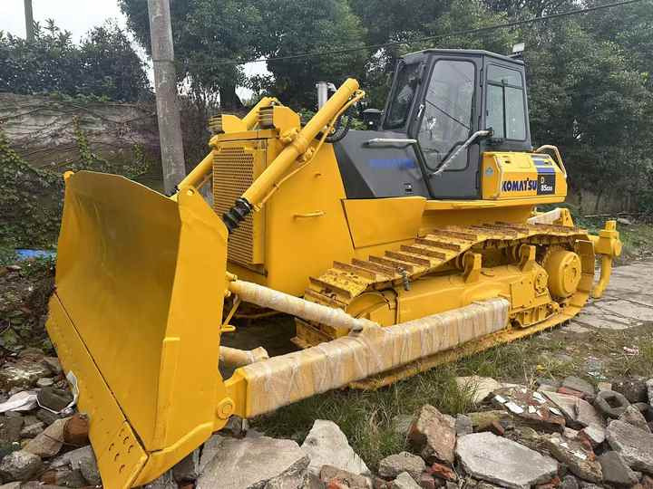 Used Japan Komatsu D85ESS Dozer with Ripper Komatsu D85 Crawler Bulldozer with Excellent Performance Low Price for Sale - Buldozeris: foto 2 Used Japan Komatsu D85ESS Dozer with Ripper Komatsu D85 Crawler Bulldozer with Excellent Performance Low Price for Sale - Buldozeris: foto 2