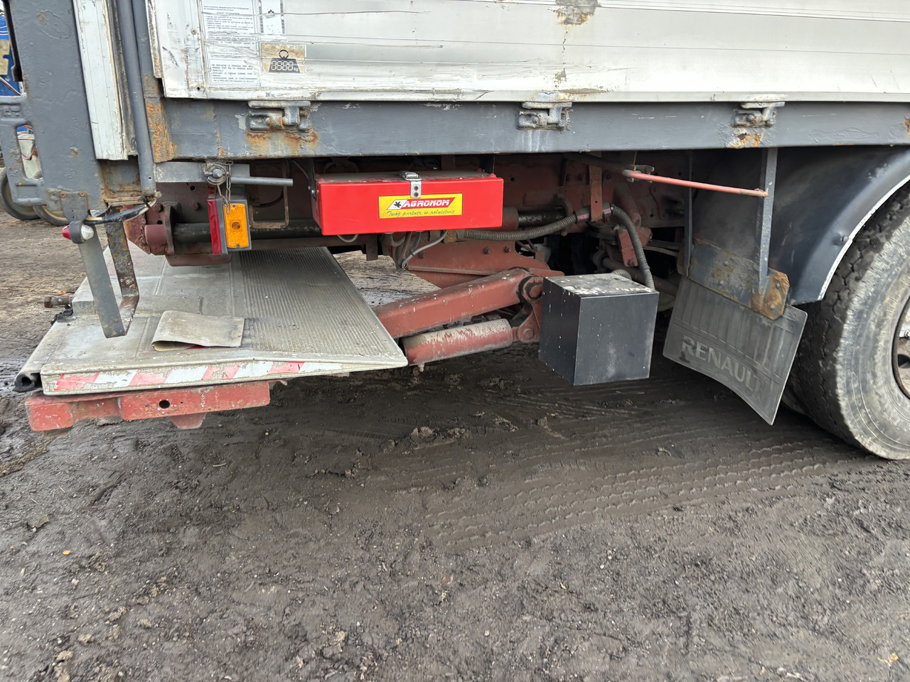 RENAULT Premium 260 - Tentinis sunkvežimis: foto 3 RENAULT Premium 260 - Tentinis sunkvežimis: foto 3