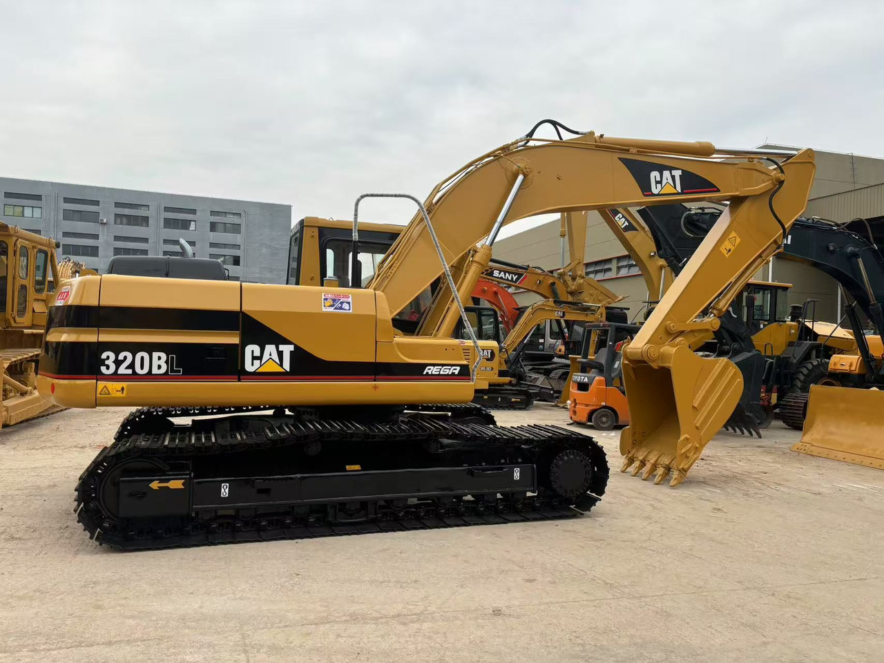 CATERPILLAR 320B - Vikšrinis ekskavatorius: foto 3 CATERPILLAR 320B - Vikšrinis ekskavatorius: foto 3
