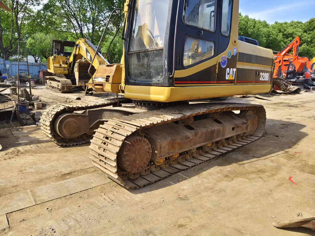 CATERPILLAR 320BL - Vikšrinis ekskavatorius: foto 4 CATERPILLAR 320BL - Vikšrinis ekskavatorius: foto 4
