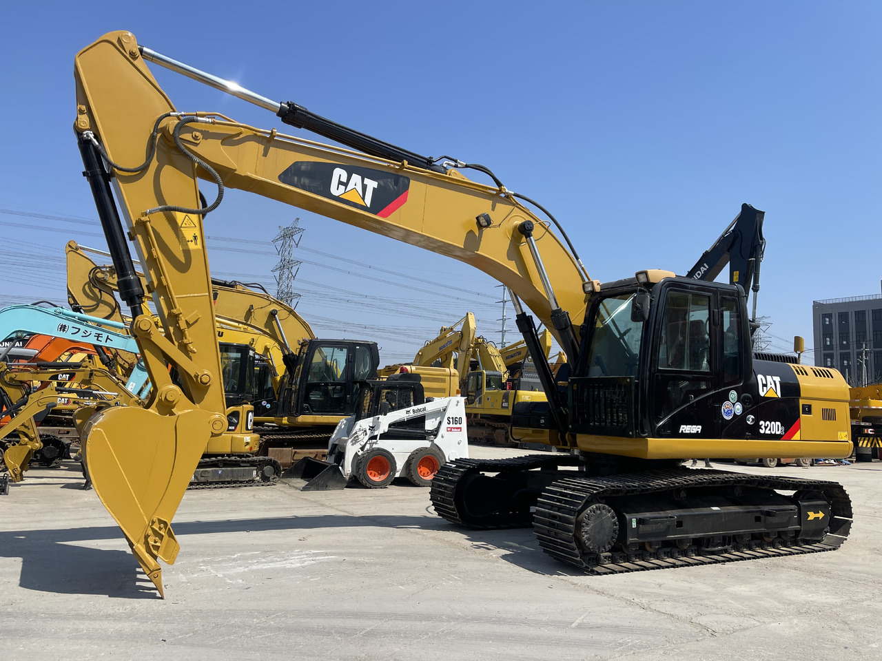CATERPILLAR 320D2 - Vikšrinis ekskavatorius: foto 3 CATERPILLAR 320D2 - Vikšrinis ekskavatorius: foto 3