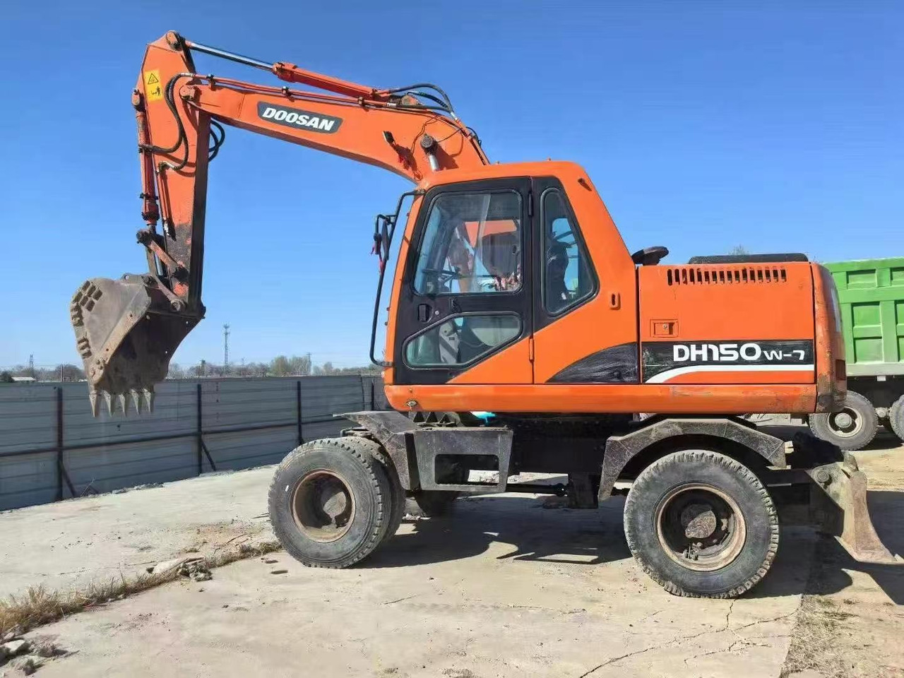 DOOSAN DH150W-7 - Ratinis ekskavatorius: foto 2 DOOSAN DH150W-7 - Ratinis ekskavatorius: foto 2