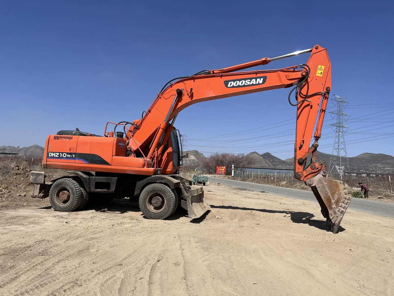 DOOSAN DH210W-7 - Ratinis ekskavatorius: foto 4 DOOSAN DH210W-7 - Ratinis ekskavatorius: foto 4