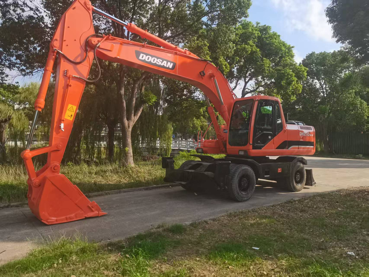 DOOSAN DH210W-9C - Ratinis ekskavatorius: foto 2 DOOSAN DH210W-9C - Ratinis ekskavatorius: foto 2