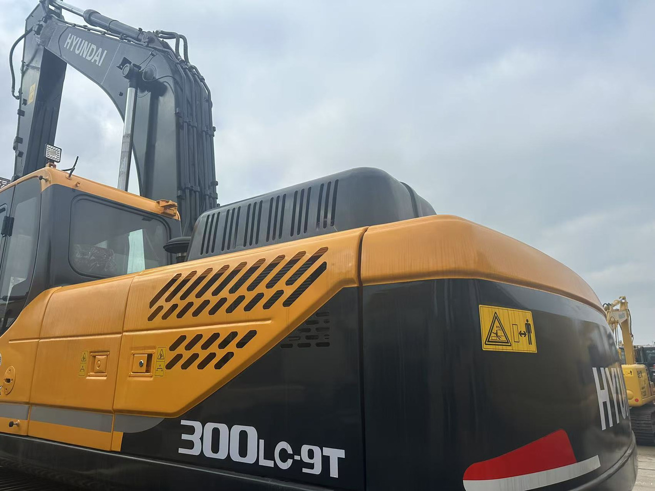 HYUNDAI R300LC-9T - Vikšrinis ekskavatorius: foto 3 HYUNDAI R300LC-9T - Vikšrinis ekskavatorius: foto 3