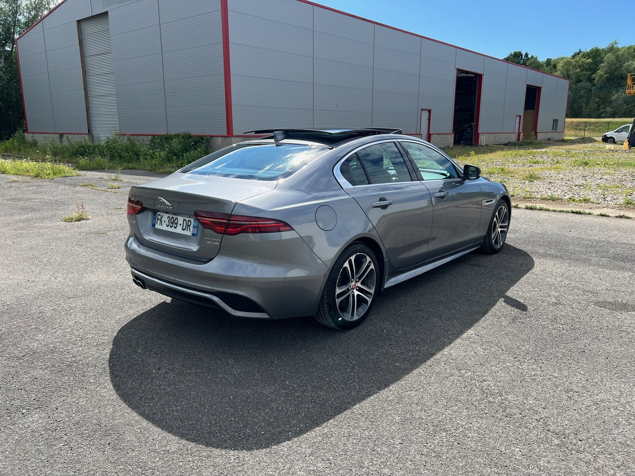 JAGUAR XE 20MY SE R-DYN. 2.0L D 180 BVA8 Cockpit PANO - Sedanas: foto 2 JAGUAR XE 20MY SE R-DYN. 2.0L D 180 BVA8 Cockpit PANO - Sedanas: foto 2