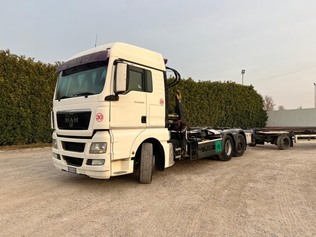 MAN TGX 26.440 SCARRABILE CON GRU - Hook-lift sunkvežimis: foto 1 MAN TGX 26.440 SCARRABILE CON GRU - Hook-lift sunkvežimis: foto 1