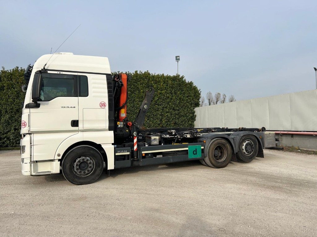 MAN TGX 26.480 SCARRABILE CON GRU DIETRO CABINA - Hook-lift sunkvežimis: foto 2 MAN TGX 26.480 SCARRABILE CON GRU DIETRO CABINA - Hook-lift sunkvežimis: foto 2