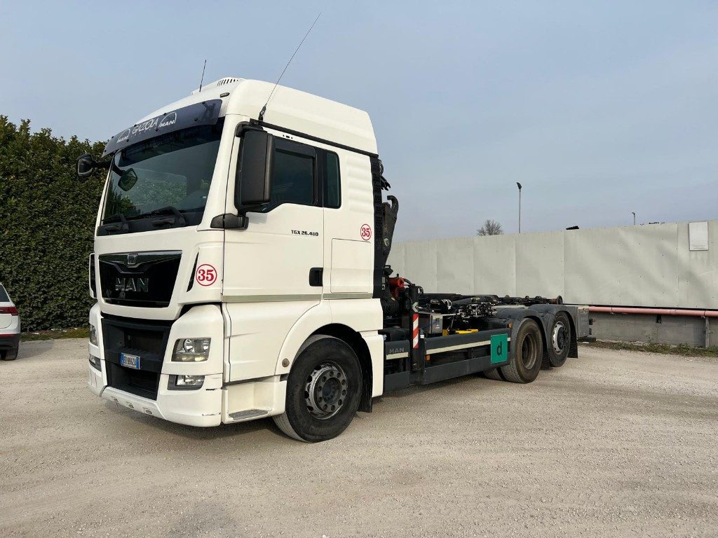 MAN TGX 26.480 SCARRABILE CON GRU DIETRO CABINA - Hook-lift sunkvežimis: foto 1 MAN TGX 26.480 SCARRABILE CON GRU DIETRO CABINA - Hook-lift sunkvežimis: foto 1