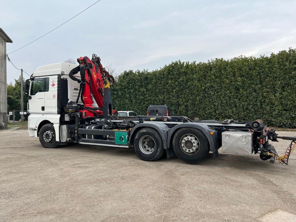 MAN TGX 26.480 SCARRABILE CON GRU - Hook-lift sunkvežimis: foto 4 MAN TGX 26.480 SCARRABILE CON GRU - Hook-lift sunkvežimis: foto 4