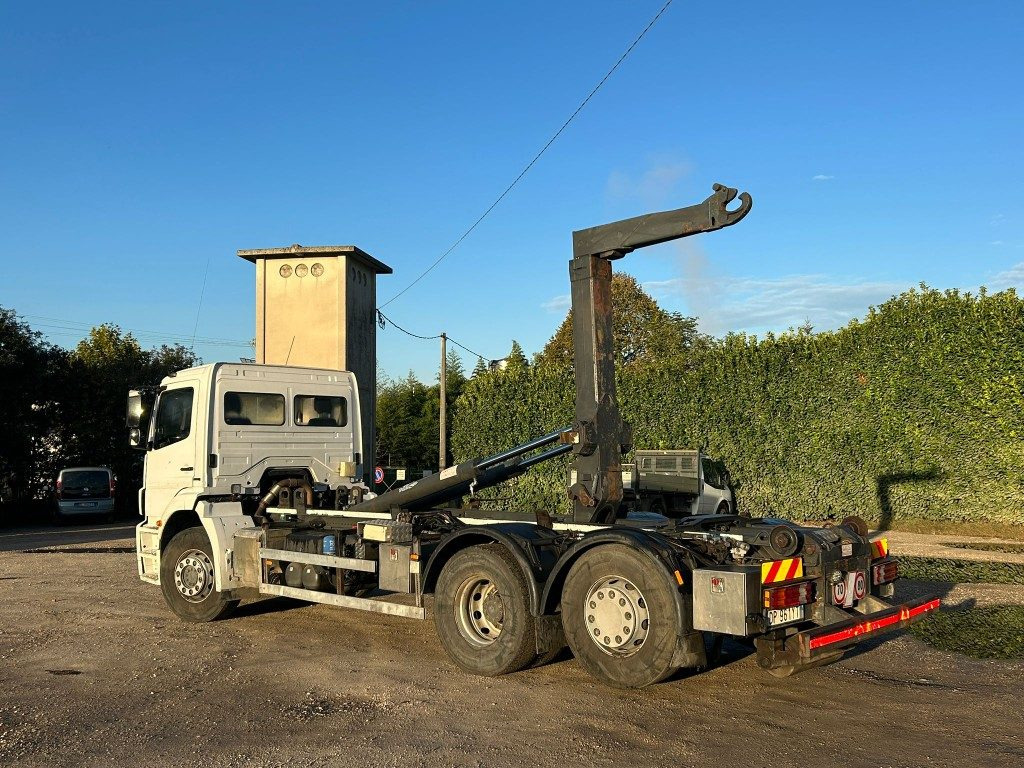 MERCEDES-BENZ MERCEDES 2533 SCARRABILE - Hook-lift sunkvežimis: foto 4 MERCEDES-BENZ MERCEDES 2533 SCARRABILE - Hook-lift sunkvežimis: foto 4