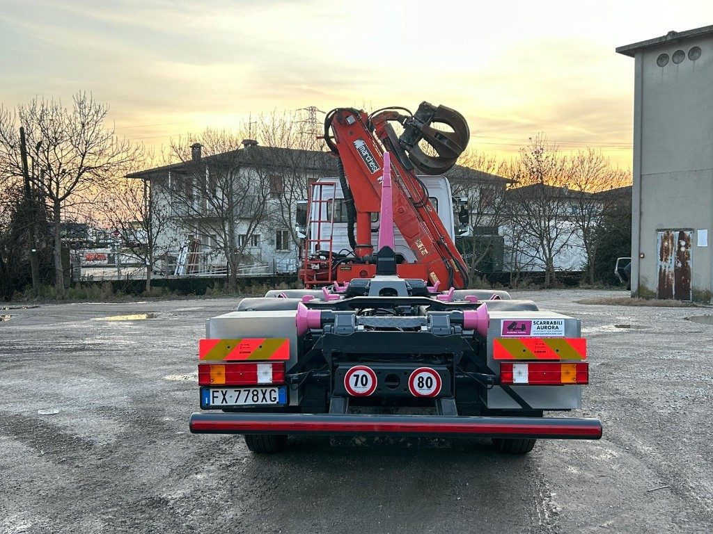 MERCEDES-BENZ MERCEDES AXOR 2533 SCARRABILE CON GRU E POLIPO - Hook-lift sunkvežimis, Sunkvežimis su kranu: foto 4 MERCEDES-BENZ MERCEDES AXOR 2533 SCARRABILE CON GRU E POLIPO - Hook-lift sunkvežimis, Sunkvežimis su kranu: foto 4