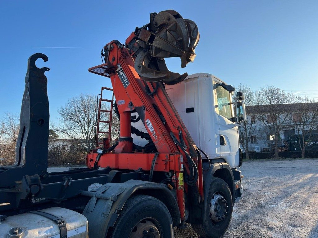 SCANIA CV R124 SCARRABILE CON GRU E POLIPO - Hook-lift sunkvežimis: foto 5 SCANIA CV R124 SCARRABILE CON GRU E POLIPO - Hook-lift sunkvežimis: foto 5