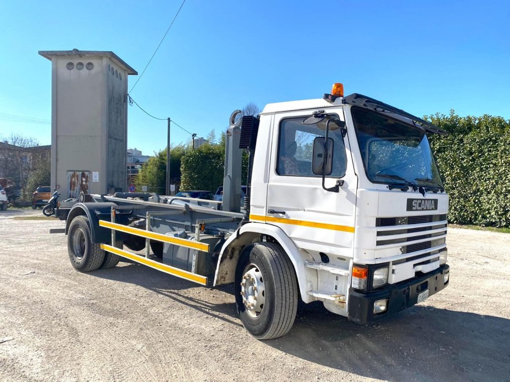 SCANIA H82 SCARRABILE BALESTRATO ANTERIORE E POSTE - Hook-lift sunkvežimis: foto 1 SCANIA H82 SCARRABILE BALESTRATO ANTERIORE E POSTE - Hook-lift sunkvežimis: foto 1
