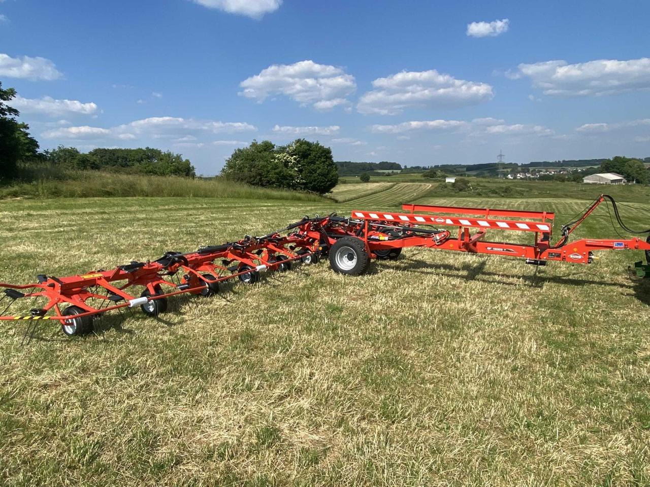 Kuhn GF13003T - Šieno grėblys/ Vartytuvas: foto 1 Kuhn GF13003T - Šieno grėblys/ Vartytuvas: foto 1