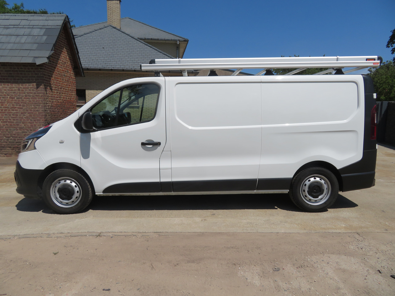RENAULT Trafic 2.0dCi - L2H1 - Mažas furgonas: foto 4 RENAULT Trafic 2.0dCi - L2H1 - Mažas furgonas: foto 4