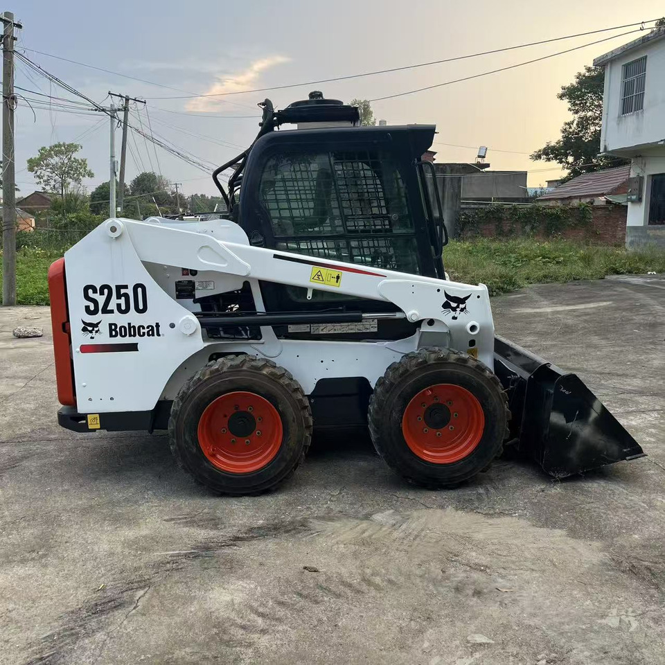 BOBCAT Skid Steer Loader S250 New Condition Hours True - Mini krautuvas: foto 2 BOBCAT Skid Steer Loader S250 New Condition Hours True - Mini krautuvas: foto 2