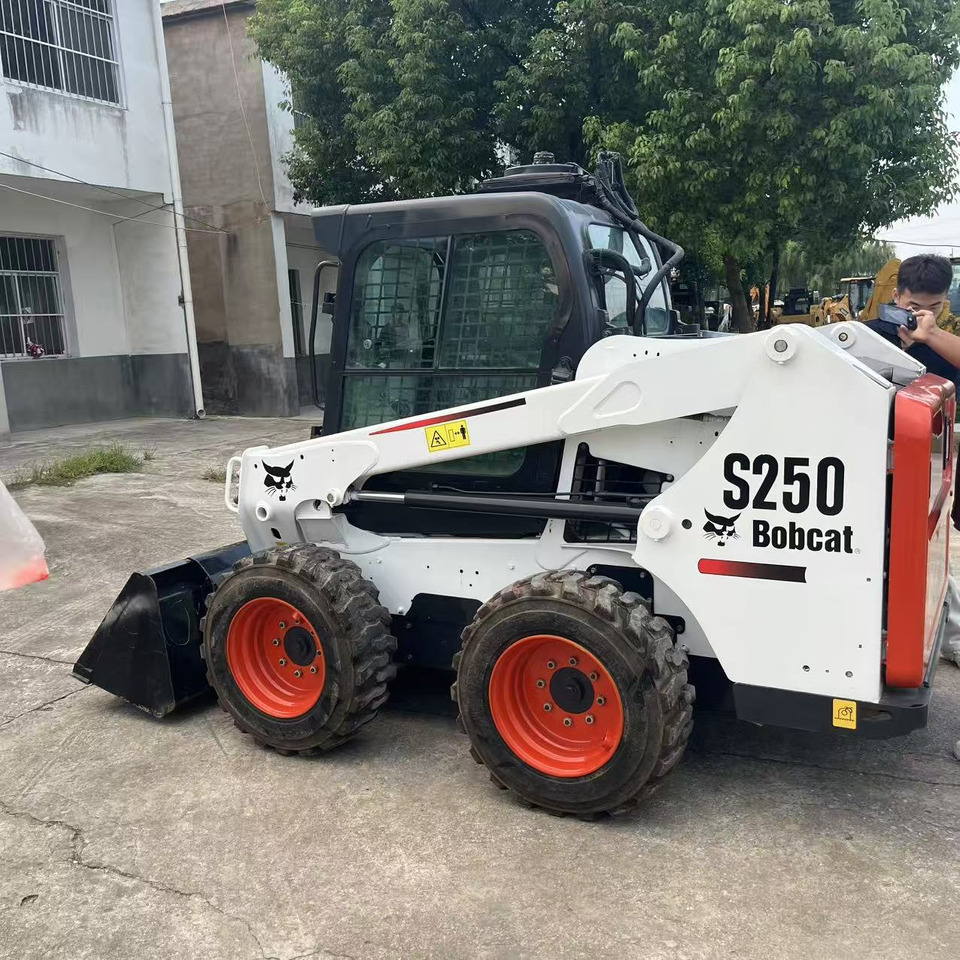 BOBCAT Skid Steer Loader S250 New Condition Hours True - Mini krautuvas: foto 4 BOBCAT Skid Steer Loader S250 New Condition Hours True - Mini krautuvas: foto 4