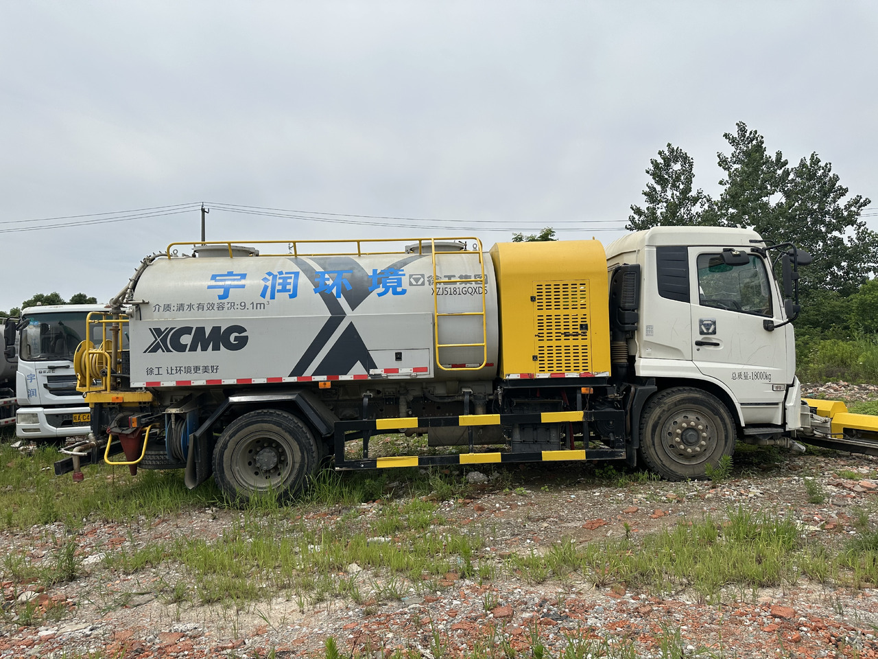 Dongfeng Large Vacuum Suction Truck - Asenizatorius: foto 1 Dongfeng Large Vacuum Suction Truck - Asenizatorius: foto 1