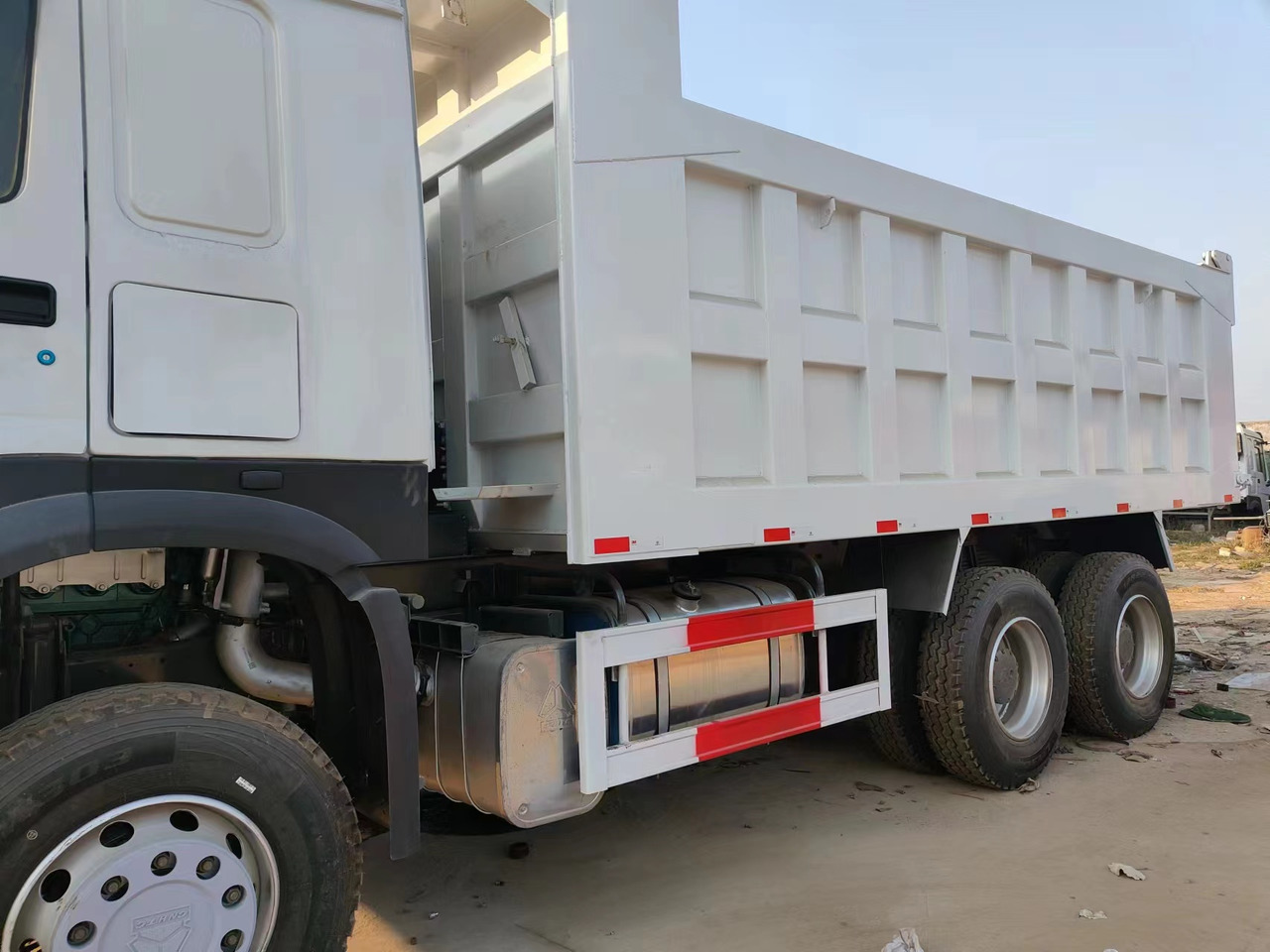 HOWO 375Dump Truck Right-Hand Drive - Savivartis sunkvežimis: foto 4 HOWO 375Dump Truck Right-Hand Drive - Savivartis sunkvežimis: foto 4