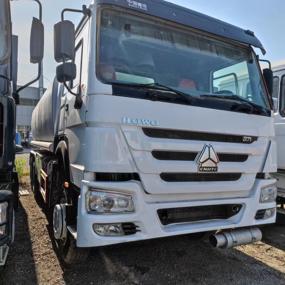 SINOTRUK HOWO 371 Fuel Tanker Truck Reliable Tanker Vehicle - Autocisterna: foto 3 SINOTRUK HOWO 371 Fuel Tanker Truck Reliable Tanker Vehicle - Autocisterna: foto 3