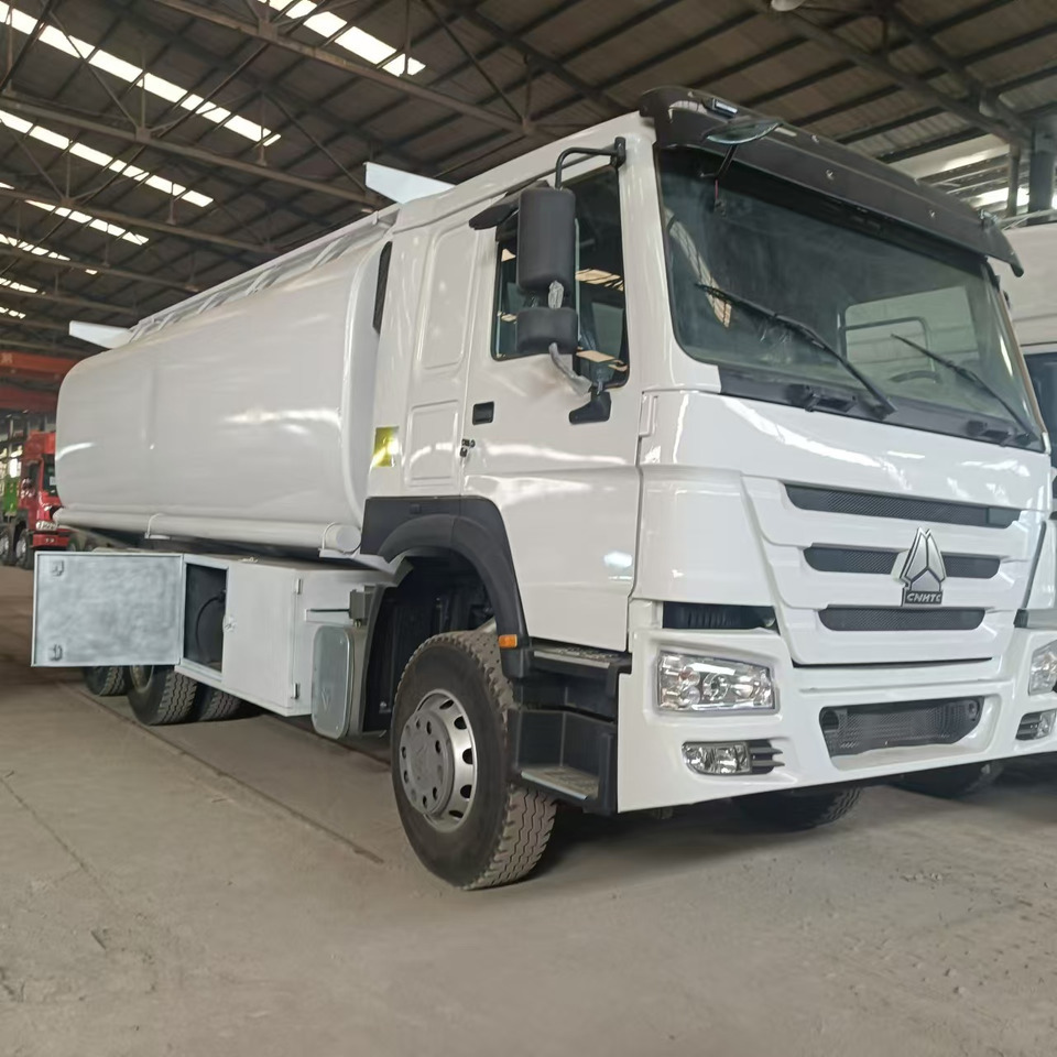 SINOTRUK Howo 371hp Fuel tanker - Autocisterna: foto 3 SINOTRUK Howo 371hp Fuel tanker - Autocisterna: foto 3