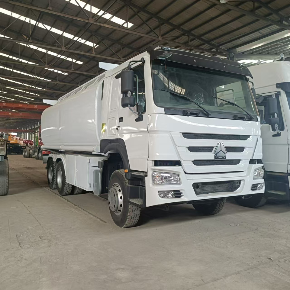 SINOTRUK Howo 371hp Fuel tanker - Autocisterna: foto 1 SINOTRUK Howo 371hp Fuel tanker - Autocisterna: foto 1