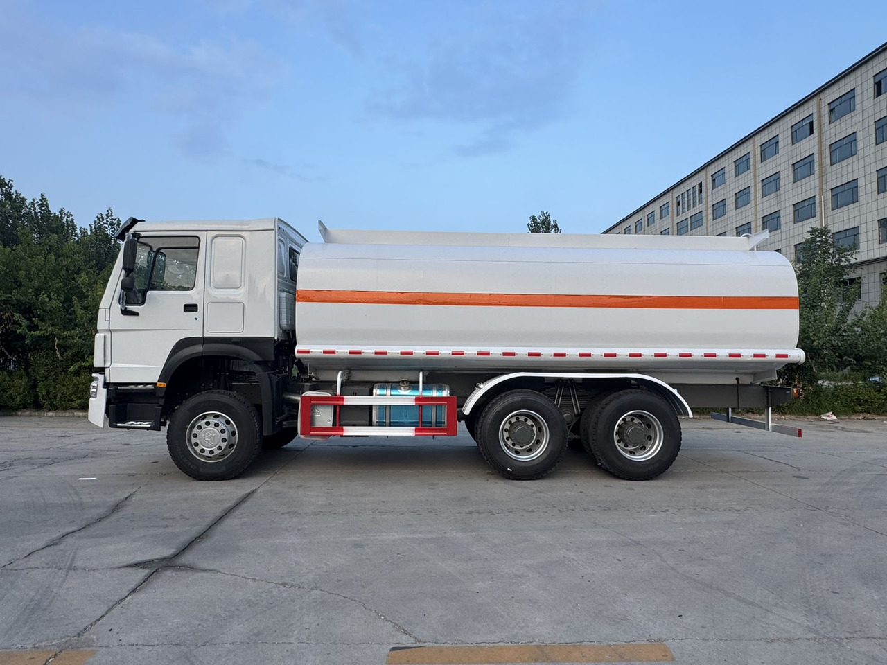 SINOTRUK Howo Fuel Tanker Click Here For DISCOUNT - Autocisterna: foto 3 SINOTRUK Howo Fuel Tanker Click Here For DISCOUNT - Autocisterna: foto 3