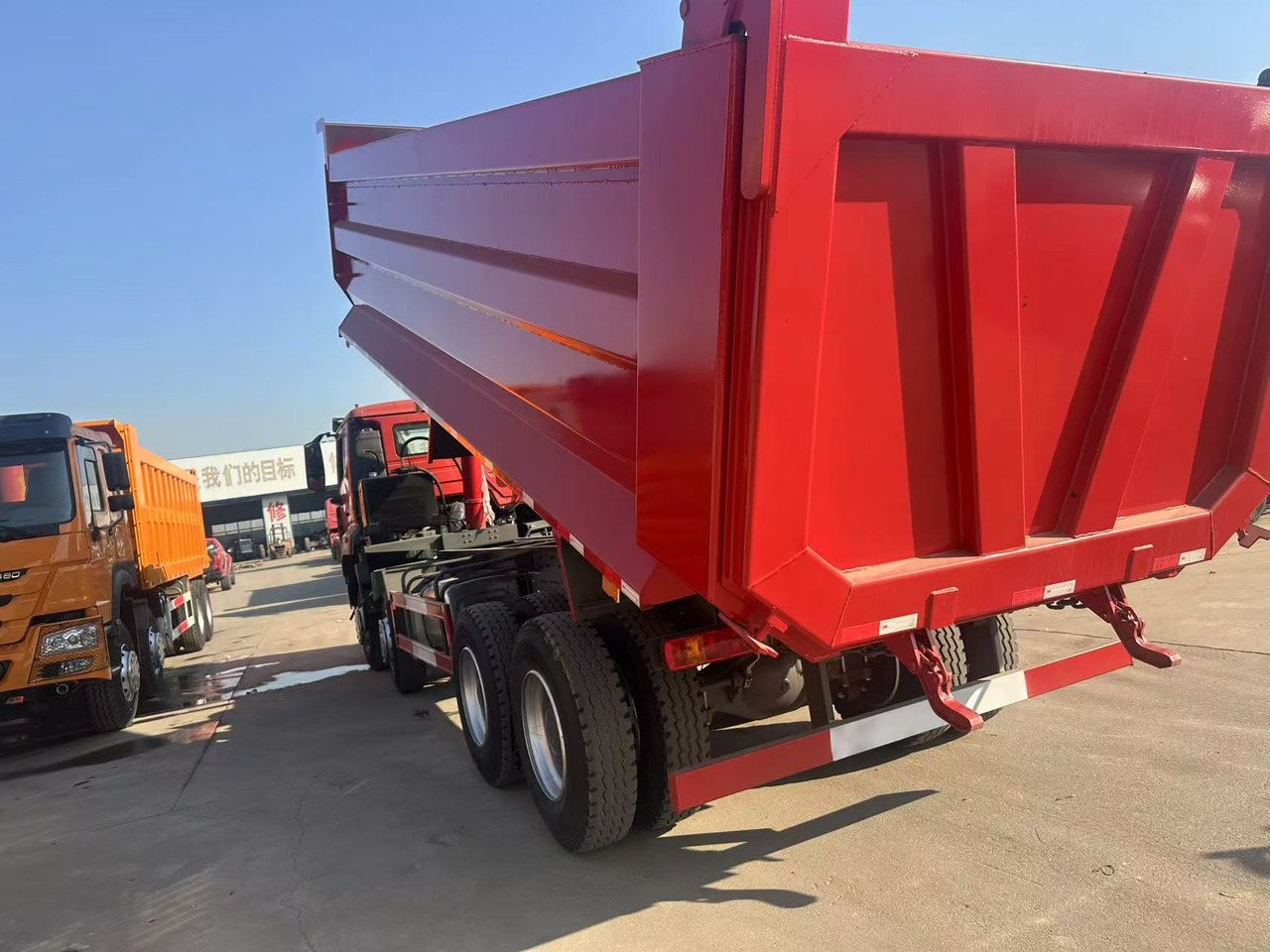 SINOTRUK Nx 8X4 - Savivartis sunkvežimis: foto 3 SINOTRUK Nx 8X4 - Savivartis sunkvežimis: foto 3