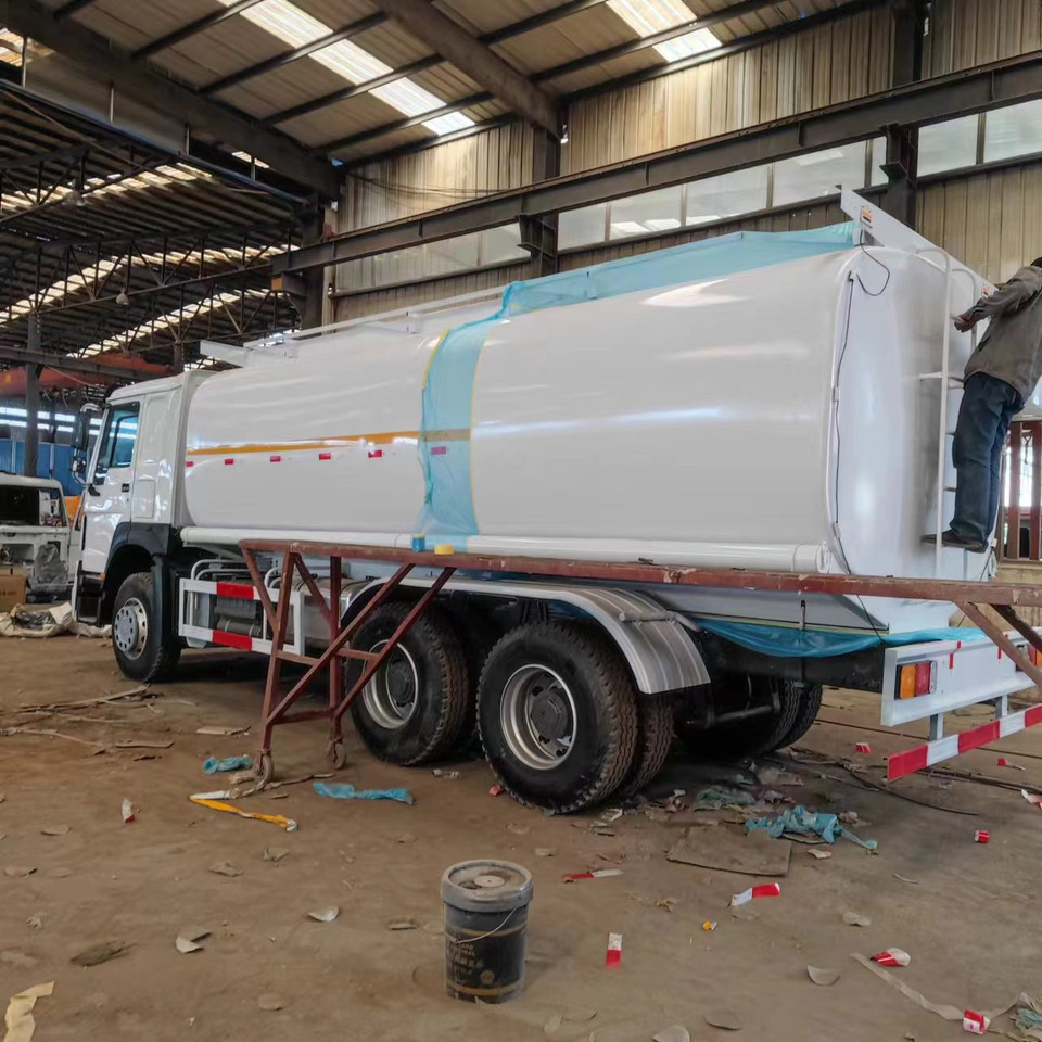 Sinotruck HOWO 371 Fuel Tanker Large Capacity Fuel Vehicle - Autocisterna: foto 4 Sinotruck HOWO 371 Fuel Tanker Large Capacity Fuel Vehicle - Autocisterna: foto 4