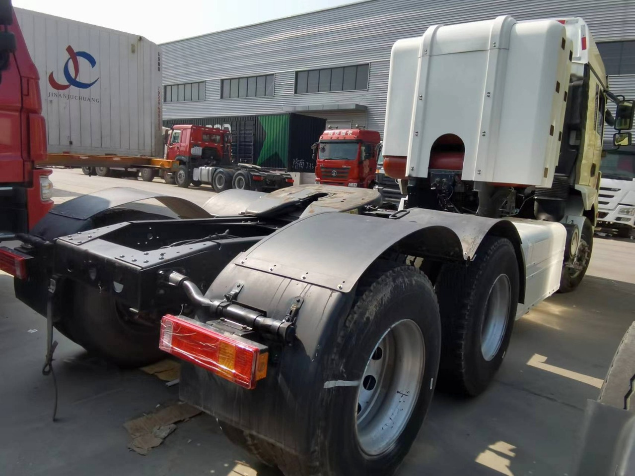 SINOTRUK KY90 6X4 Manual Transmission Tractor - Vilkikas: foto 3 SINOTRUK KY90 6X4 Manual Transmission Tractor - Vilkikas: foto 3