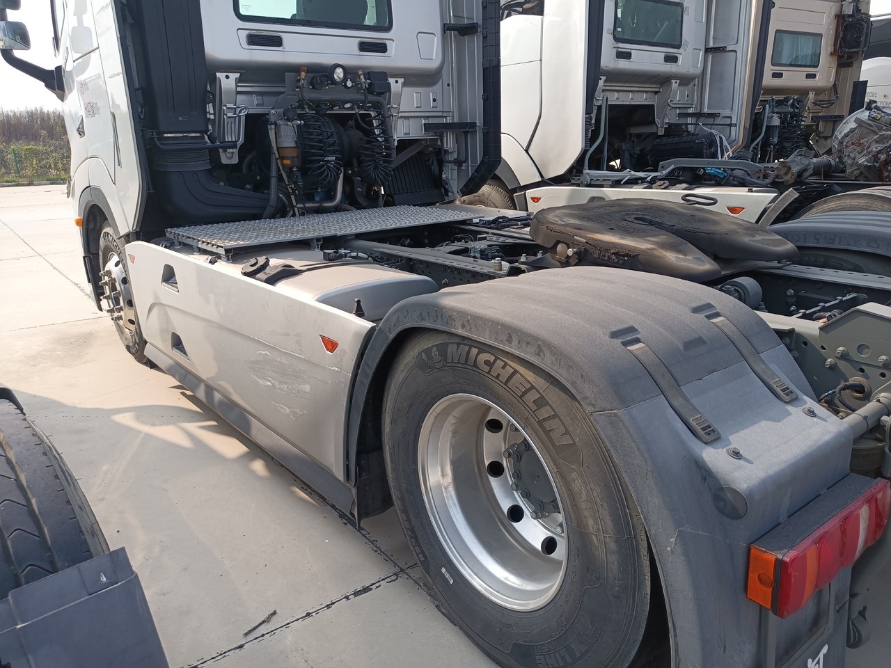 SINOTRUK Y1267 Huanghe X7 4X2 Automatic Tractor Unit - Vilkikas: foto 2 SINOTRUK Y1267 Huanghe X7 4X2 Automatic Tractor Unit - Vilkikas: foto 2