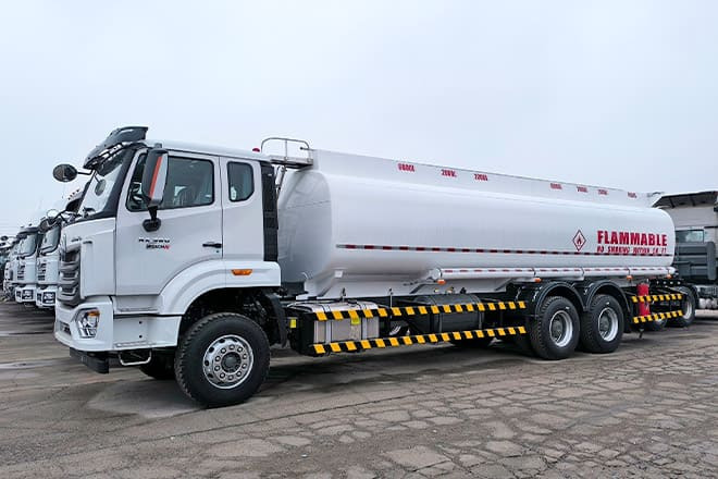 SINOTRUK Howo 380 Petrol Tanker Truck Price for Sale in Sierra Leone - Autocisterna: foto 1 SINOTRUK Howo 380 Petrol Tanker Truck Price for Sale in Sierra Leone - Autocisterna: foto 1