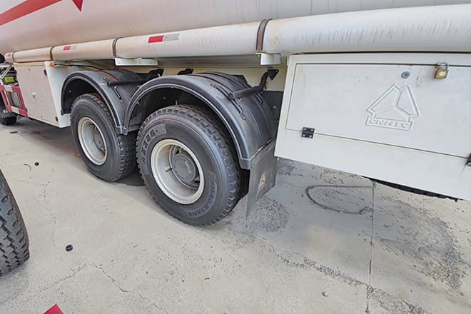 SINOTRUK Howo 400 Diesel Tanker Truck for Sale in Nigeria - Autocisterna: foto 5 SINOTRUK Howo 400 Diesel Tanker Truck for Sale in Nigeria - Autocisterna: foto 5