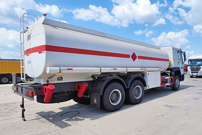 SINOTRUK Howo 400 Diesel Tanker Truck for Sale in Nigeria - Autocisterna: foto 4 SINOTRUK Howo 400 Diesel Tanker Truck for Sale in Nigeria - Autocisterna: foto 4