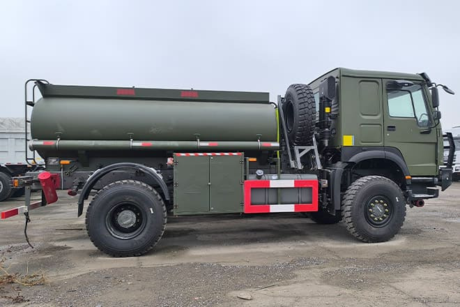 SINOTRUK Howo 4X2 Small Fuel Tanker Truck for Sale in Zambia - Autocisterna: foto 2 SINOTRUK Howo 4X2 Small Fuel Tanker Truck for Sale in Zambia - Autocisterna: foto 2