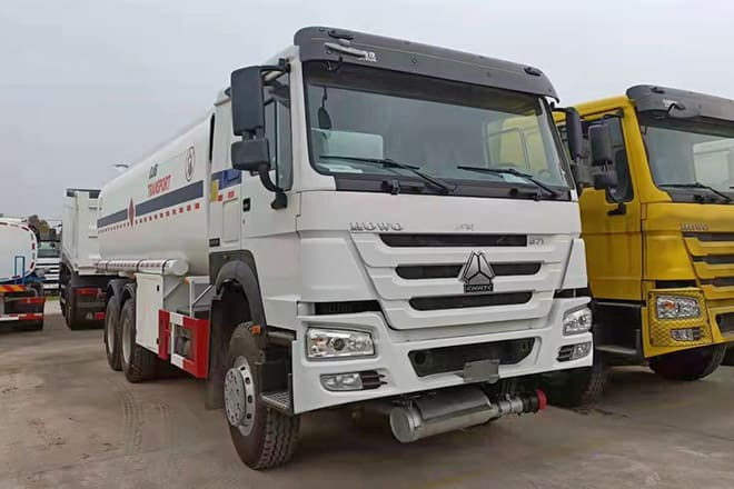 SINOTRUK Howo 6X4 Oil Truck Price for Sale in Djibouti - Autocisterna: foto 1 SINOTRUK Howo 6X4 Oil Truck Price for Sale in Djibouti - Autocisterna: foto 1