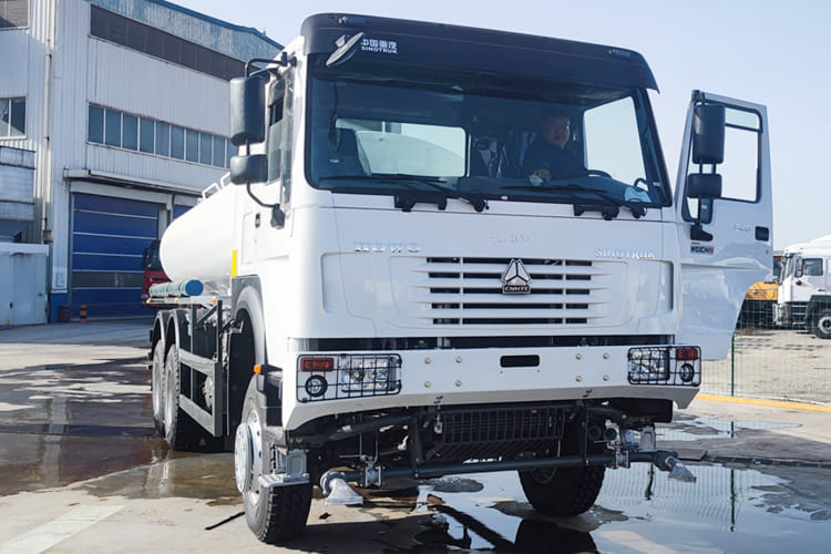 SINOTRUK Sinotruk Water Tanker Truck for Sale in Jamaica - Autocisterna: foto 1 SINOTRUK Sinotruk Water Tanker Truck for Sale in Jamaica - Autocisterna: foto 1