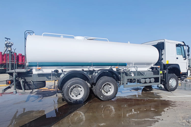 SINOTRUK Sinotruk Water Tanker Truck for Sale in Jamaica - Autocisterna: foto 5 SINOTRUK Sinotruk Water Tanker Truck for Sale in Jamaica - Autocisterna: foto 5