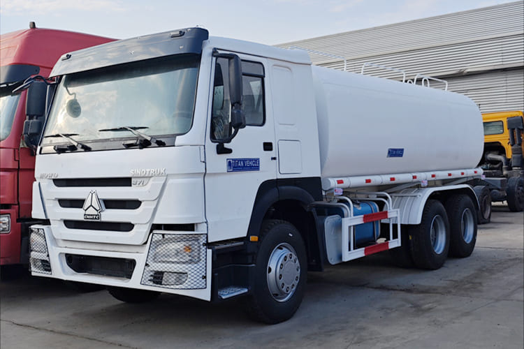 SINOTRUK Water Sprinkler Tanker for Sale in Malawi - Autocisterna: foto 2 SINOTRUK Water Sprinkler Tanker for Sale in Malawi - Autocisterna: foto 2