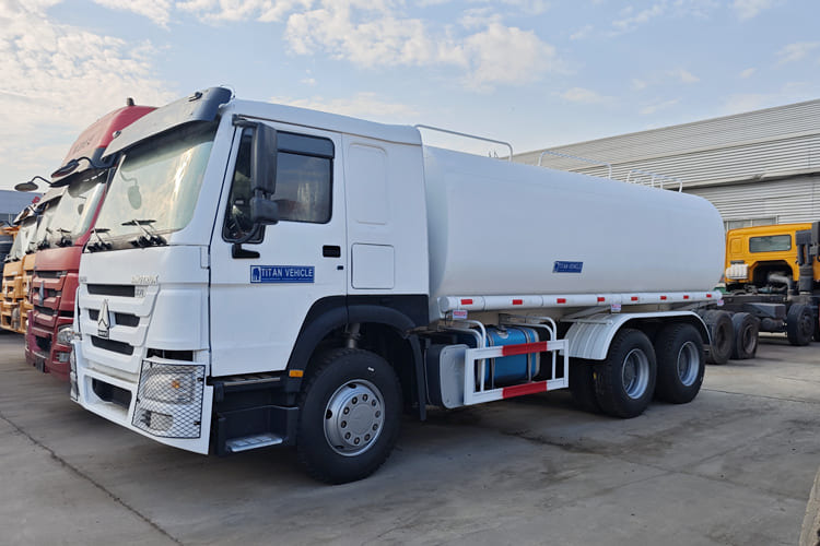SINOTRUK Water Sprinkler Tanker for Sale in Malawi - Autocisterna: foto 1 SINOTRUK Water Sprinkler Tanker for Sale in Malawi - Autocisterna: foto 1