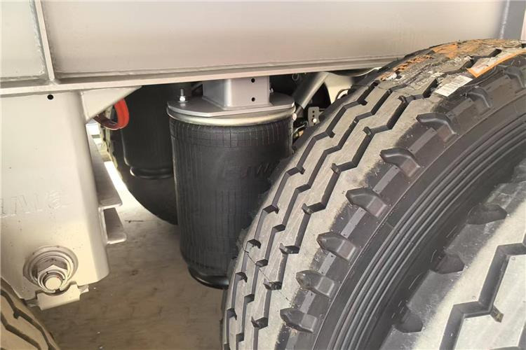 TITAN 3 Axle 45000 Liters Aluminum Tanker Trailer with Air Suspension - Puspriekabė cisterna: foto 3 TITAN 3 Axle 45000 Liters Aluminum Tanker Trailer with Air Suspension - Puspriekabė cisterna: foto 3