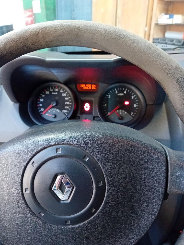 Renault Mégane 2 1.4l 6cv fiscaux 82 cv DIN - Hečbekas: foto 2 Renault Mégane 2 1.4l 6cv fiscaux 82 cv DIN - Hečbekas: foto 2