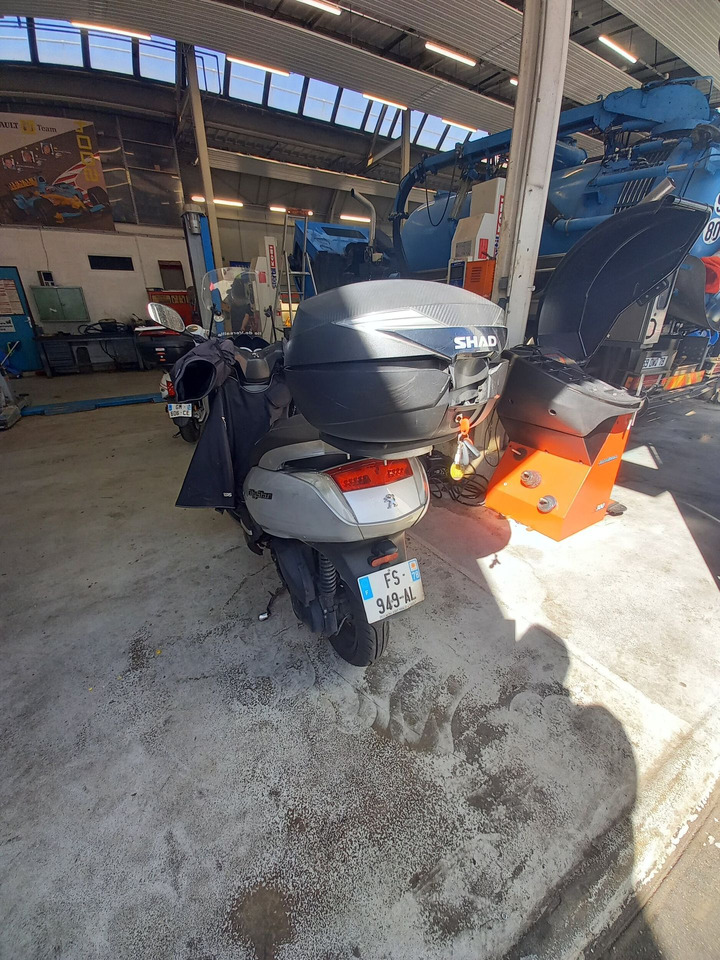 SCOOTER PEUGEOT CITYSTAR - Equipé d'un top case, tablier de - Motociklas: foto 5 SCOOTER PEUGEOT CITYSTAR - Equipé d'un top case, tablier de - Motociklas: foto 5