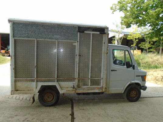 Mercedes 307D - Gyvulių pervežimo sunkvežimis: foto 4 Mercedes 307D - Gyvulių pervežimo sunkvežimis: foto 4