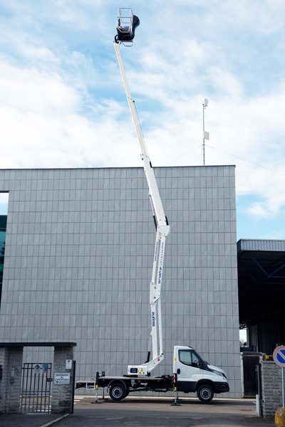 Oil & Steel Snake 2010 HE PLUS Sobre  IVECO 35S14 Distancia entre ejes 3750 mm - Kėlimo platforma: foto 3 Oil & Steel Snake 2010 HE PLUS Sobre  IVECO 35S14 Distancia entre ejes 3750 mm - Kėlimo platforma: foto 3