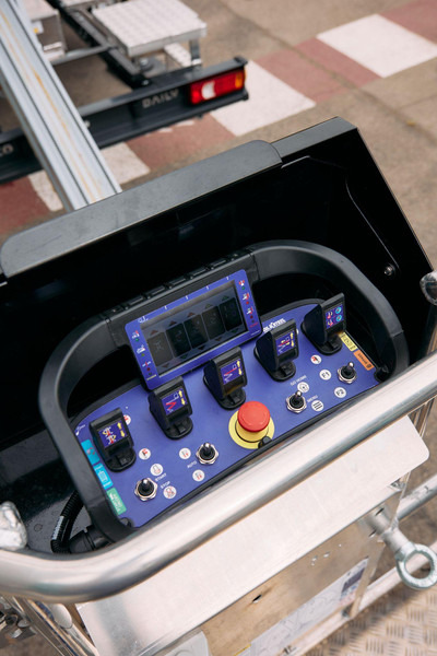 Oil & Steel Snake 26 Sobre IVECO 35S14 Distancia entre ejes 4100 mm - Kėlimo platforma: foto 4 Oil & Steel Snake 26 Sobre IVECO 35S14 Distancia entre ejes 4100 mm - Kėlimo platforma: foto 4