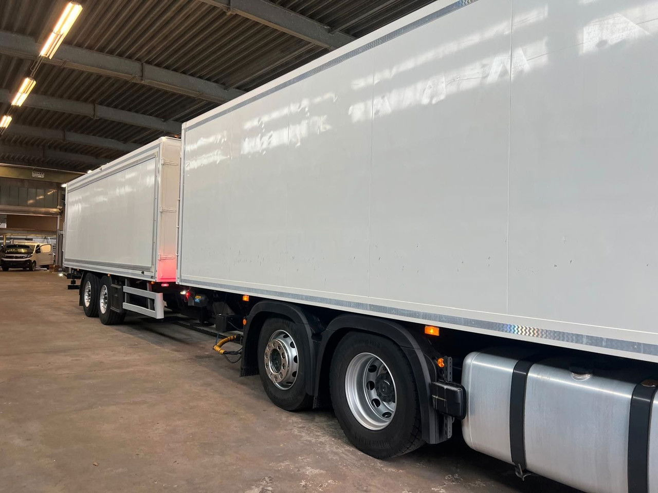 Mercedes-Benz Actros 2543 Komplettzug Voll-Luft - Lange Koffer - Furgonas sunkvežimis: foto 2 Mercedes-Benz Actros 2543 Komplettzug Voll-Luft - Lange Koffer - Furgonas sunkvežimis: foto 2